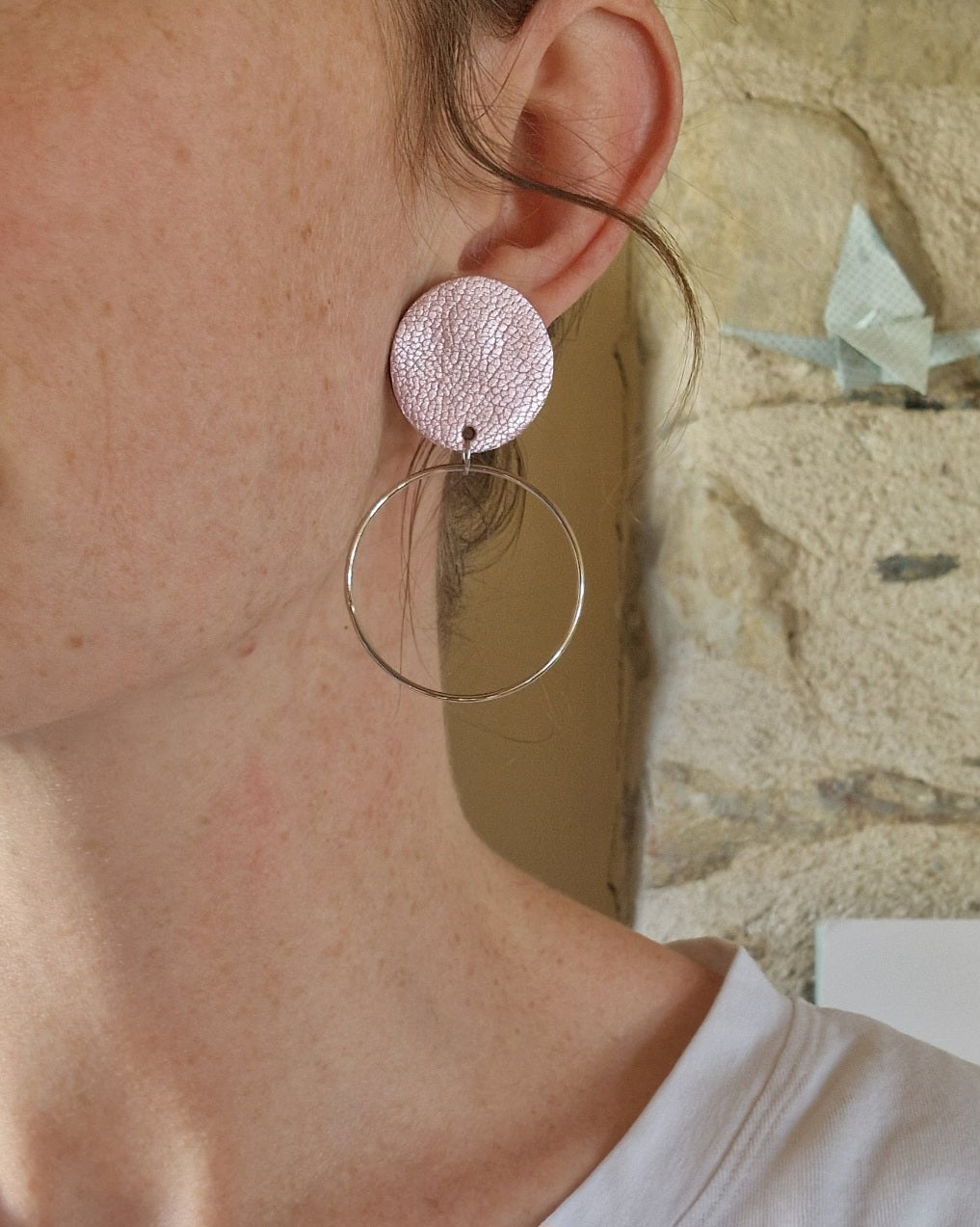Boucles d’oreille puces en cuir rose