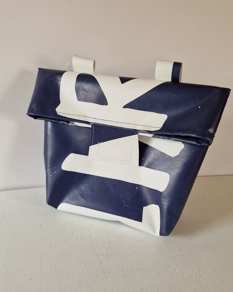Pochette à vélo en bâche upcyclée marine