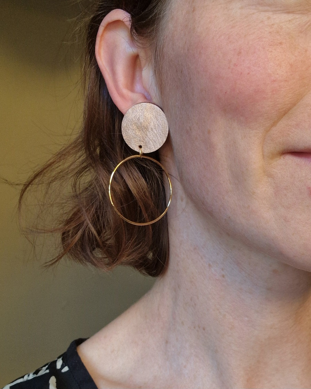 Boucles d’oreille puces en cuir doré rosé