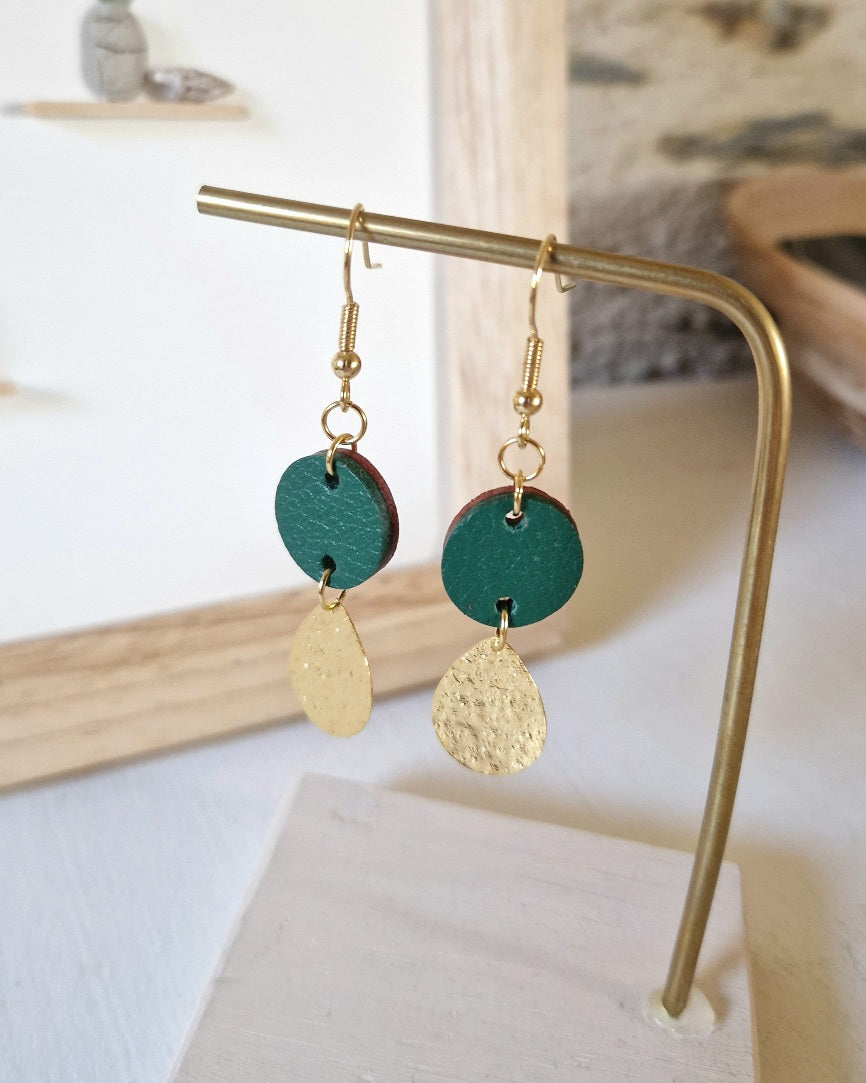 Boucles d’oreille pendantes vertes et or