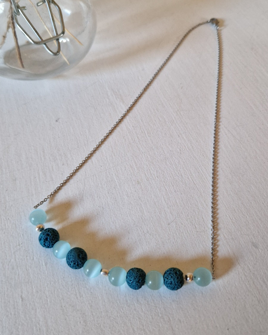 Collier de perles bleu et argent