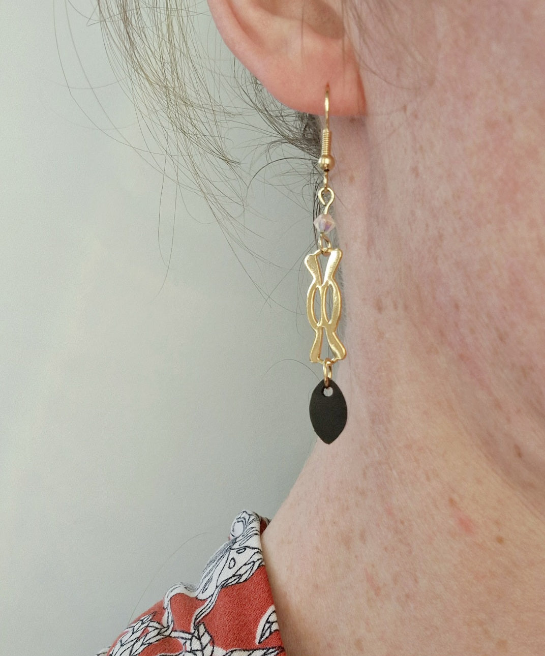 Boucles d'oreille pendantes légères or et noir perles transparentes