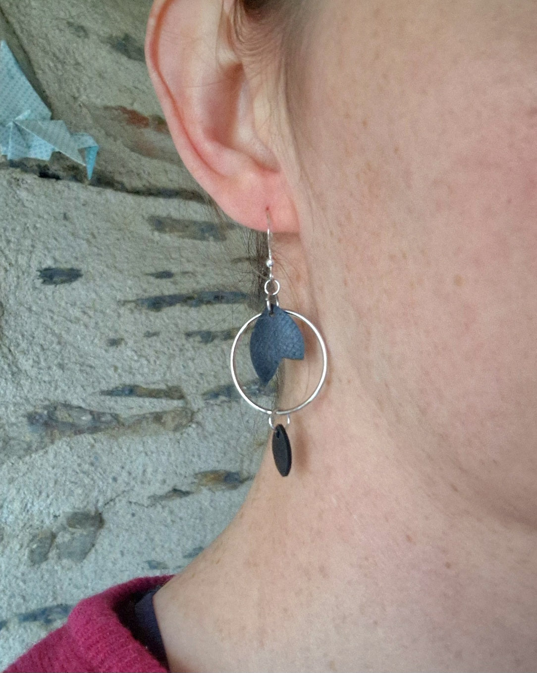 Boucles d’oreille pendantes noir et argent en chambre à air valorisée