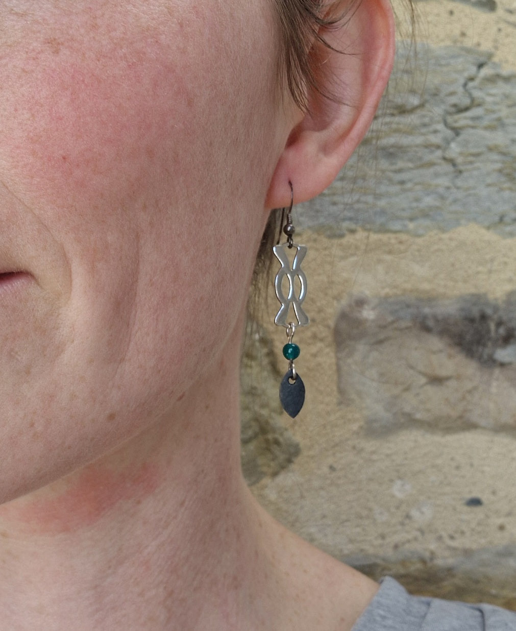 Boucles d'oreille asymétriques argent et noir perle de bleu