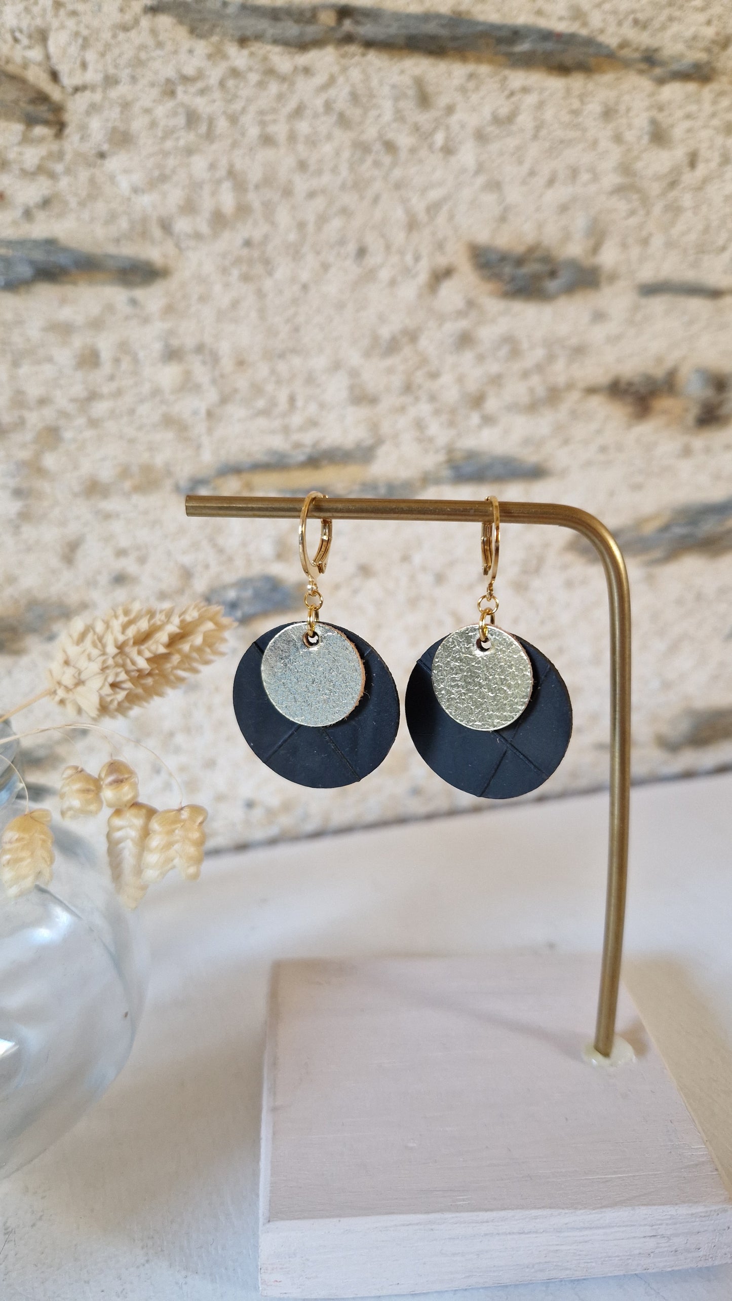 Boucles d'oreille rondes noir et or légères / Dopo