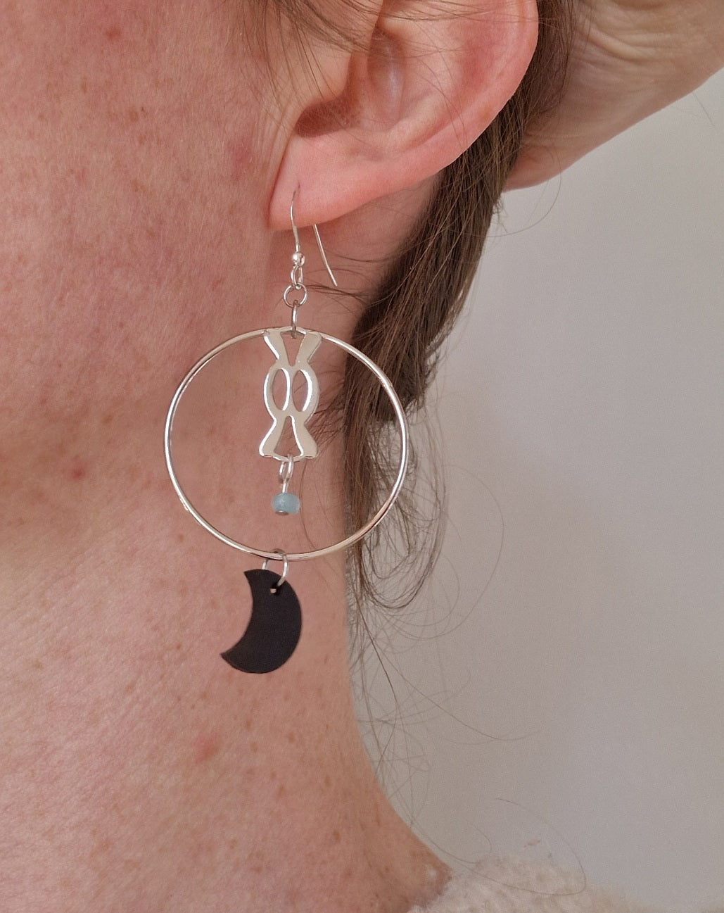 Boucles d'oreille asymétriques argentées légères perles turquoise