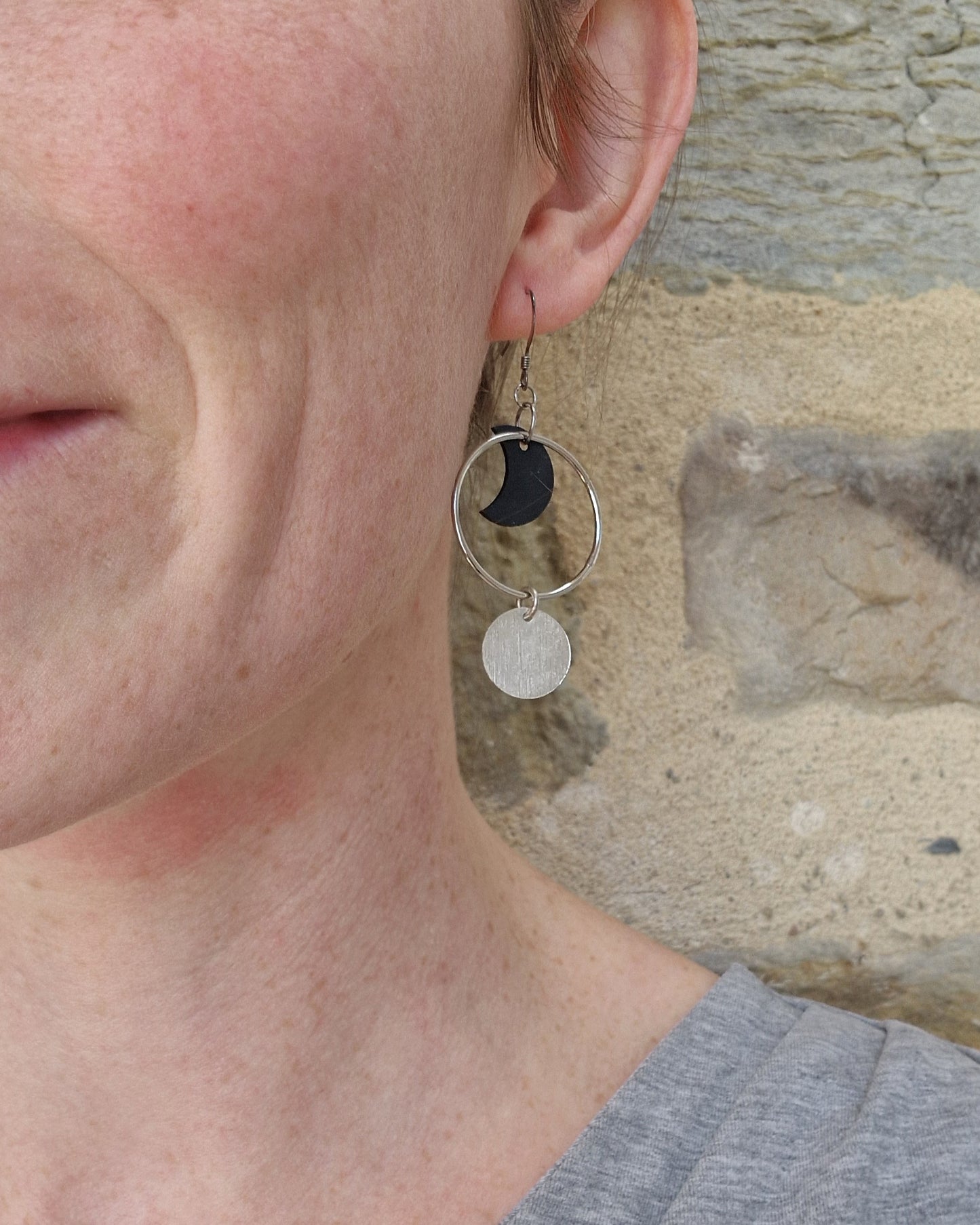 Boucles d’oreille asymétriques lunes noires