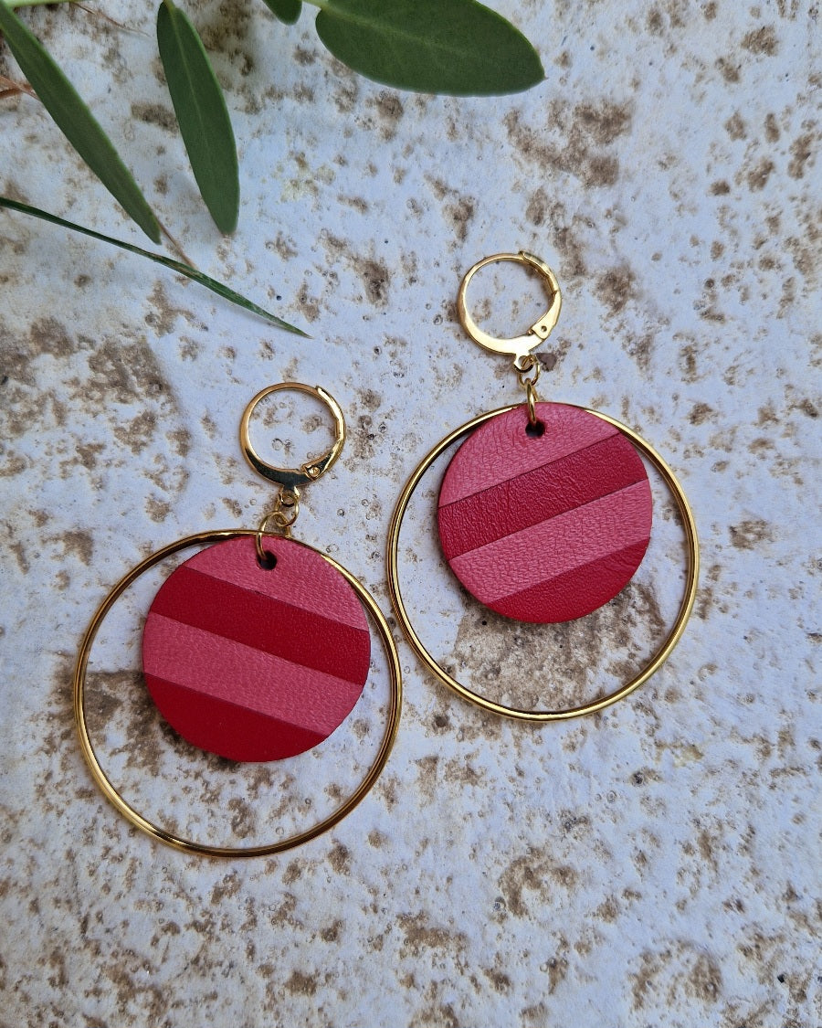 Grandes boucles d’oreille rayées rose et rouge