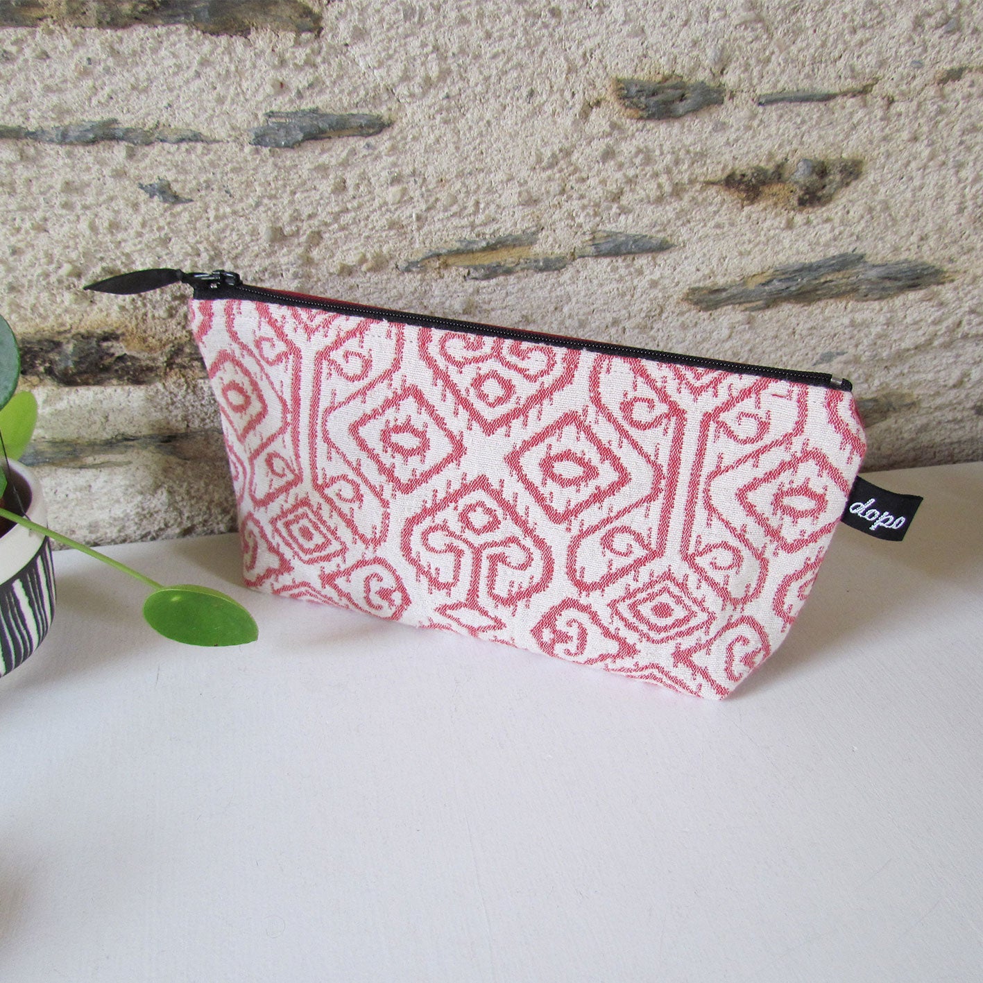 Trousse type trousse à maquillage en tissu rouge