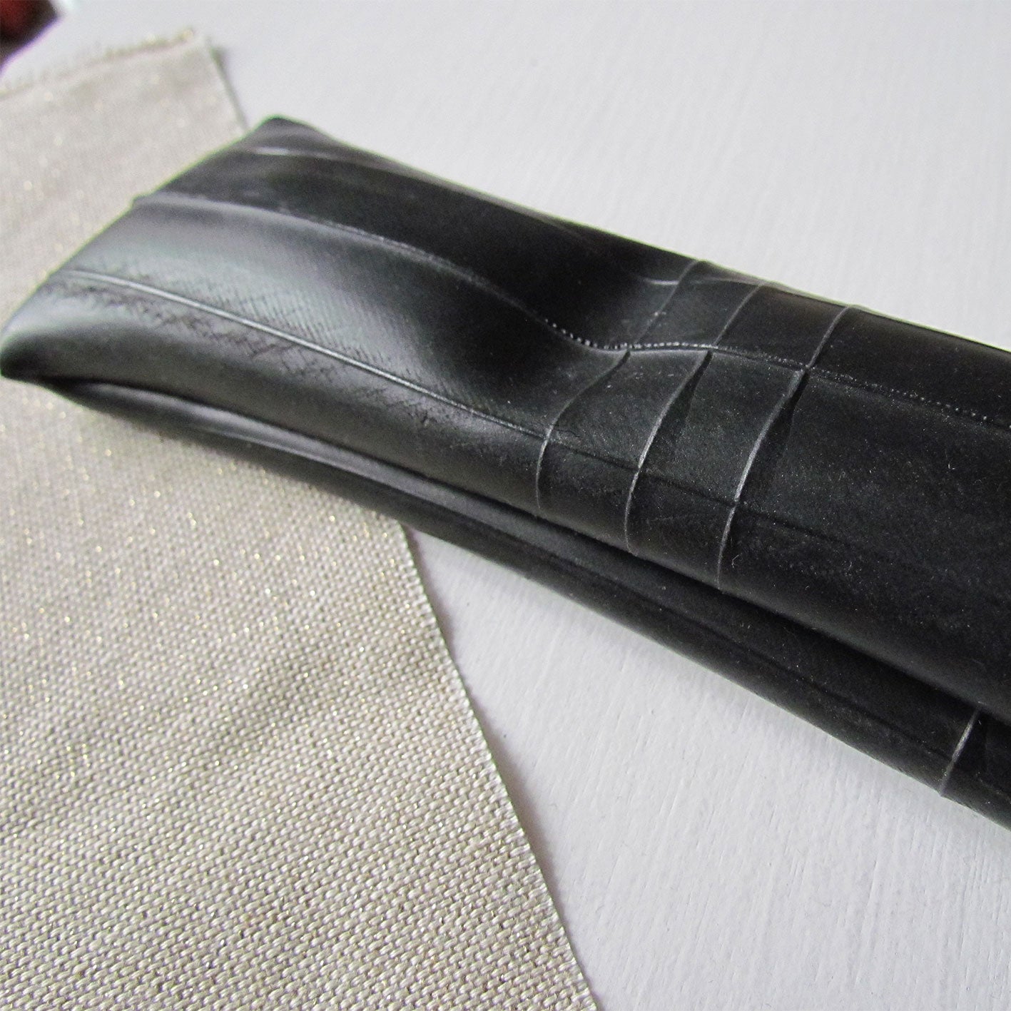 Trousse à stylos en chambre à air recyclée zip bleu