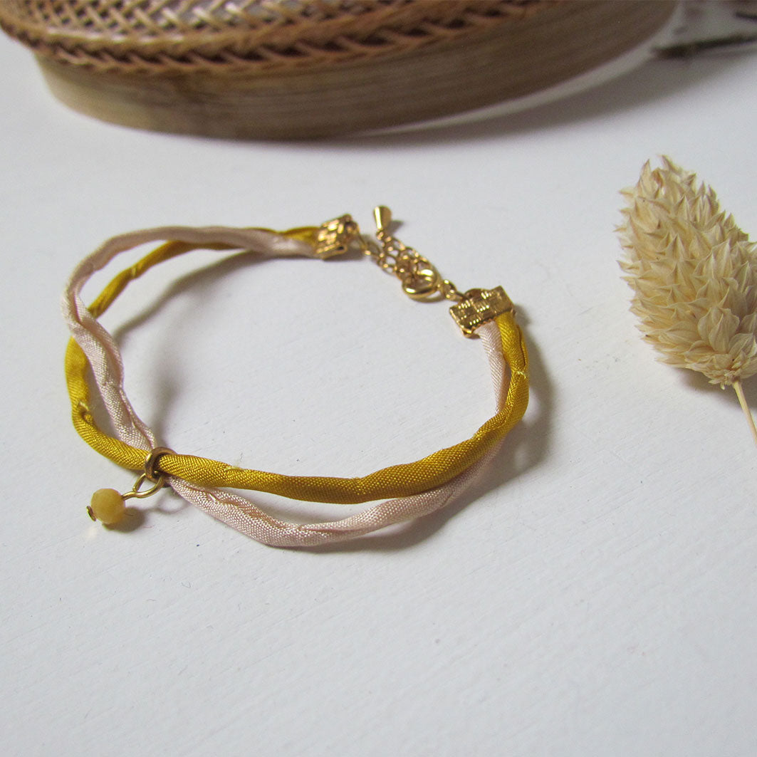 Bracelet fin en soie, petit créateur jaune et poudre / Dopo