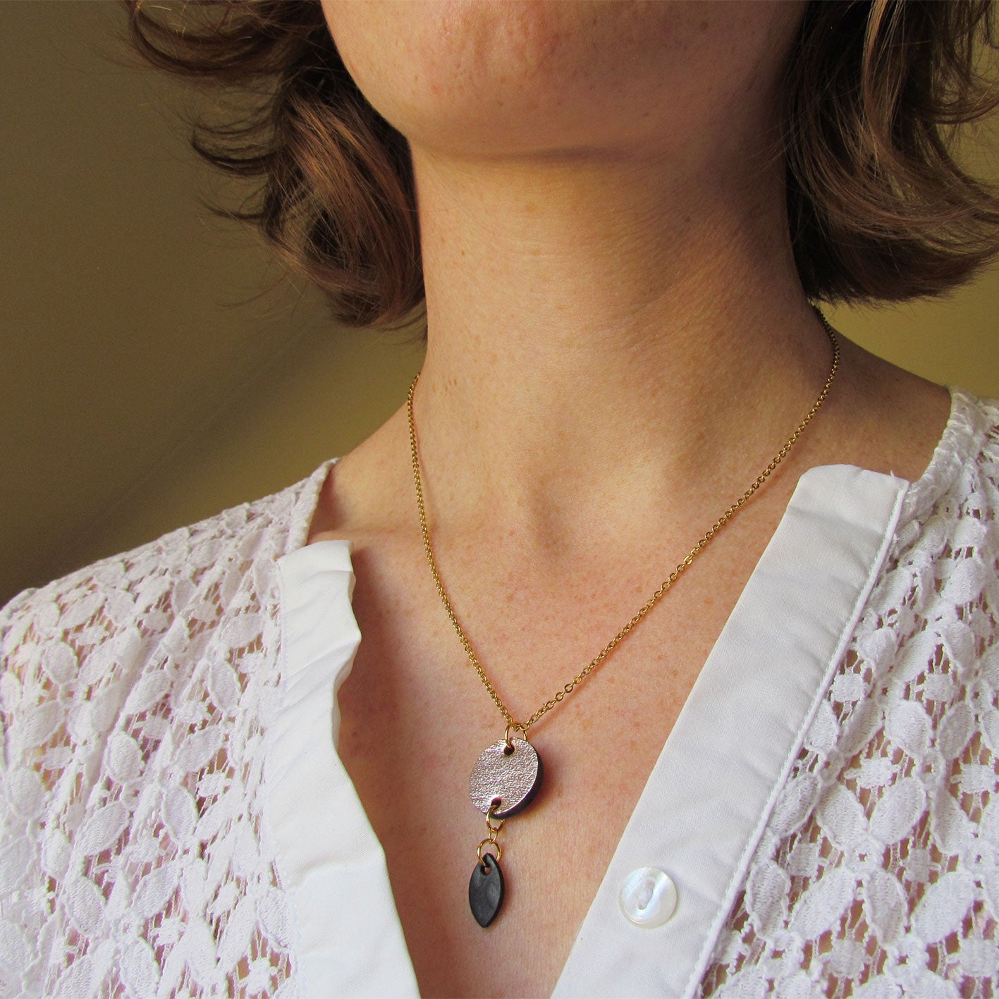 Collier nacré rose en cuir upcyclé, collier ecoresponsable