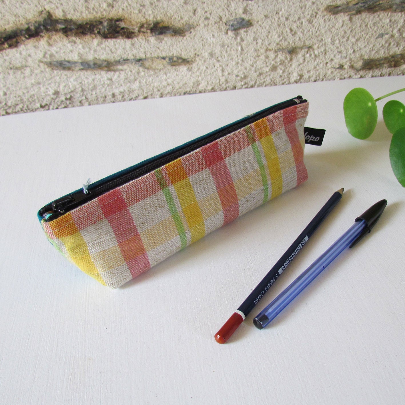 http://dopo.fr/cdn/shop/products/trousse-scolaire-ecossaisupcycling.jpg?v=1655899846