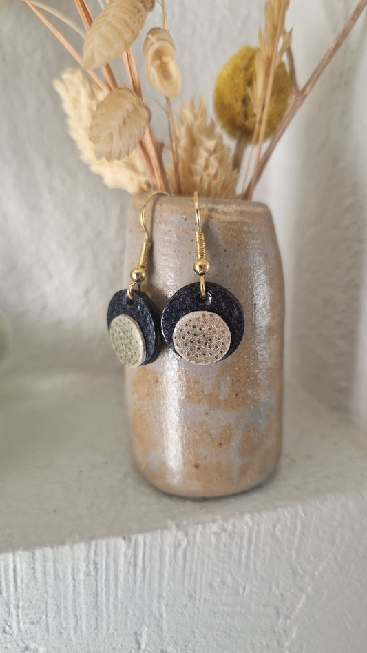 Petites boucles d'oreille rondes en cuir bleu nuit et doré