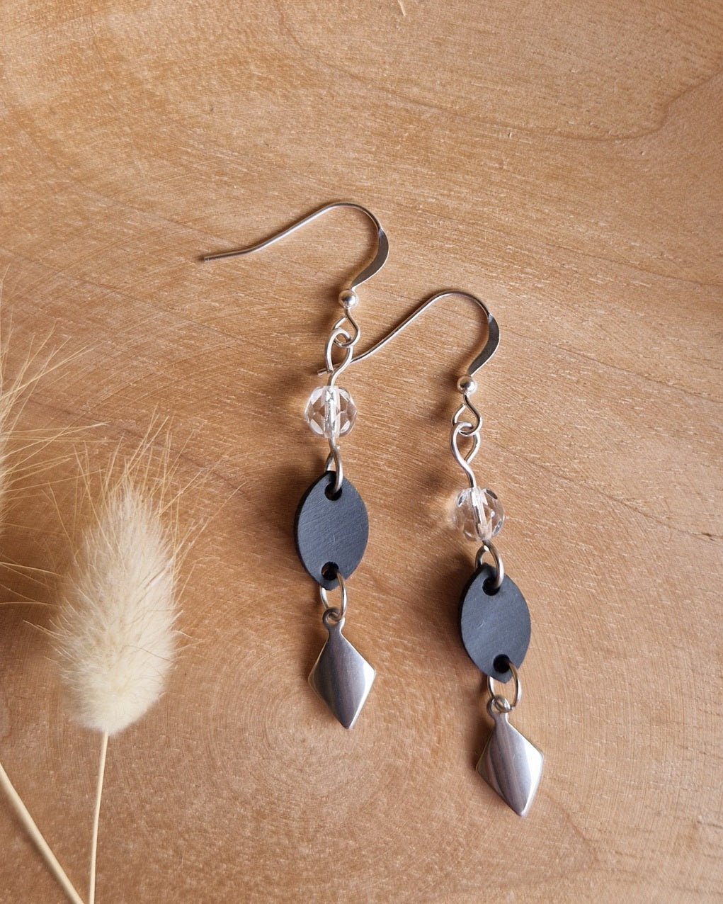 Boucles d’oreille pendante noir et argent upcyclés 