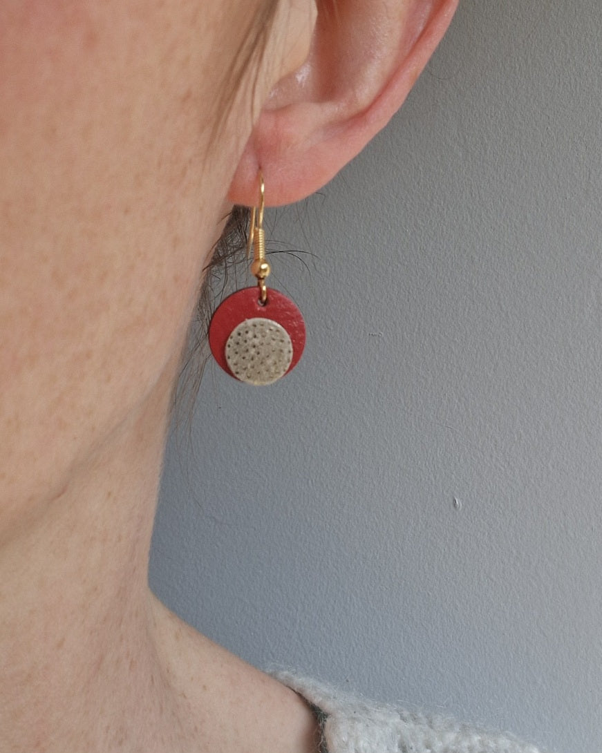 Petites boucles d'oreille rondes en cuir rouge et doré