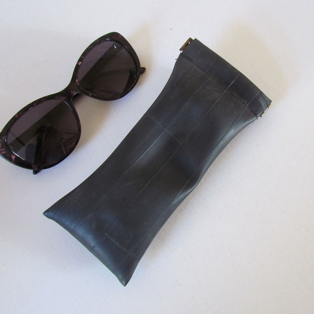 Étui à lunettes en chambre à air de vélo upcyclée