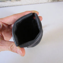 Charger l&#39;image dans la galerie, Étui à lunettes en chambre à air de vélo upcyclée