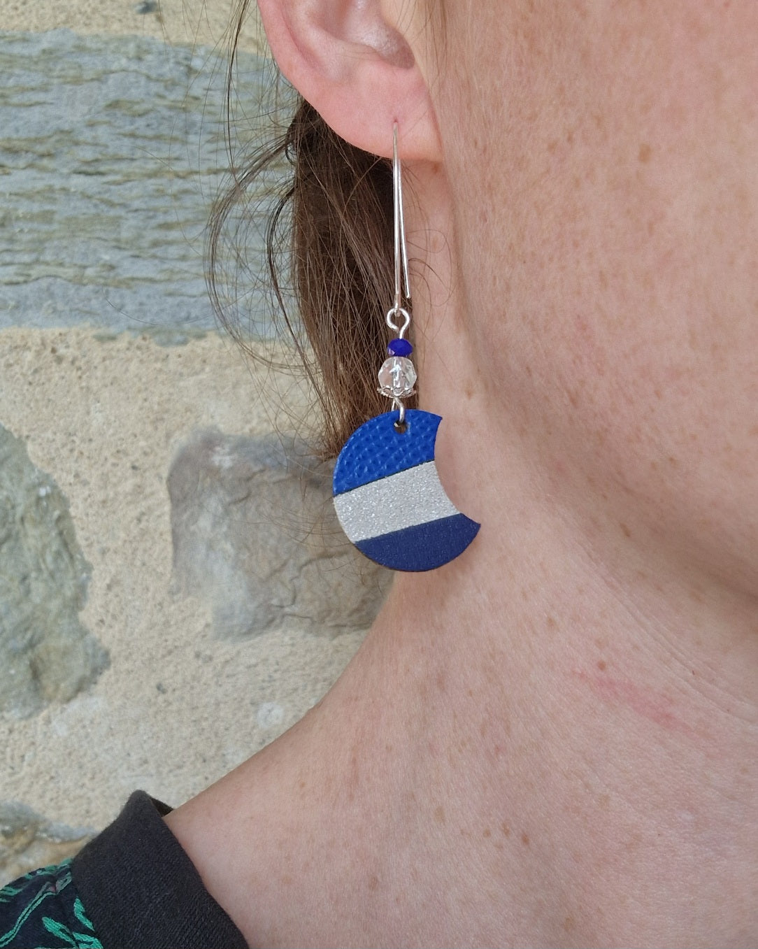 Boucles d’oreille pendantes en cuir recyclé lune bleu