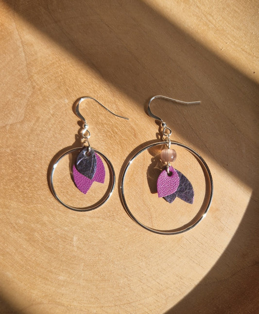 Boucles d'oreille asymétriques violette