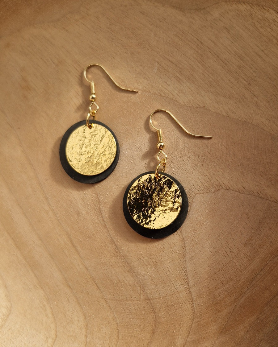 Boucles d'oreille rondes noir et or