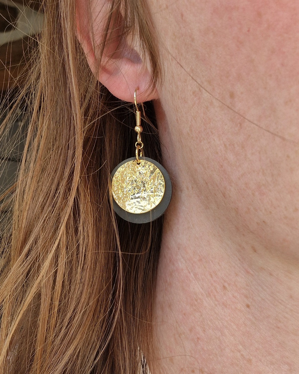 Boucles d'oreille rondes noir et or