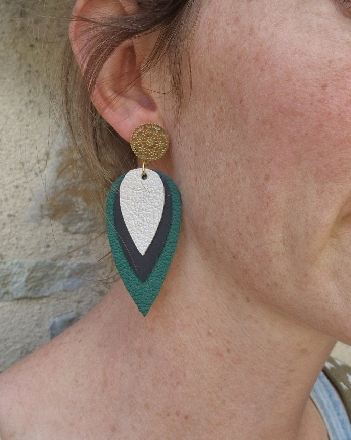 Boucles d'oreille en cuir vert et nacre Olivia