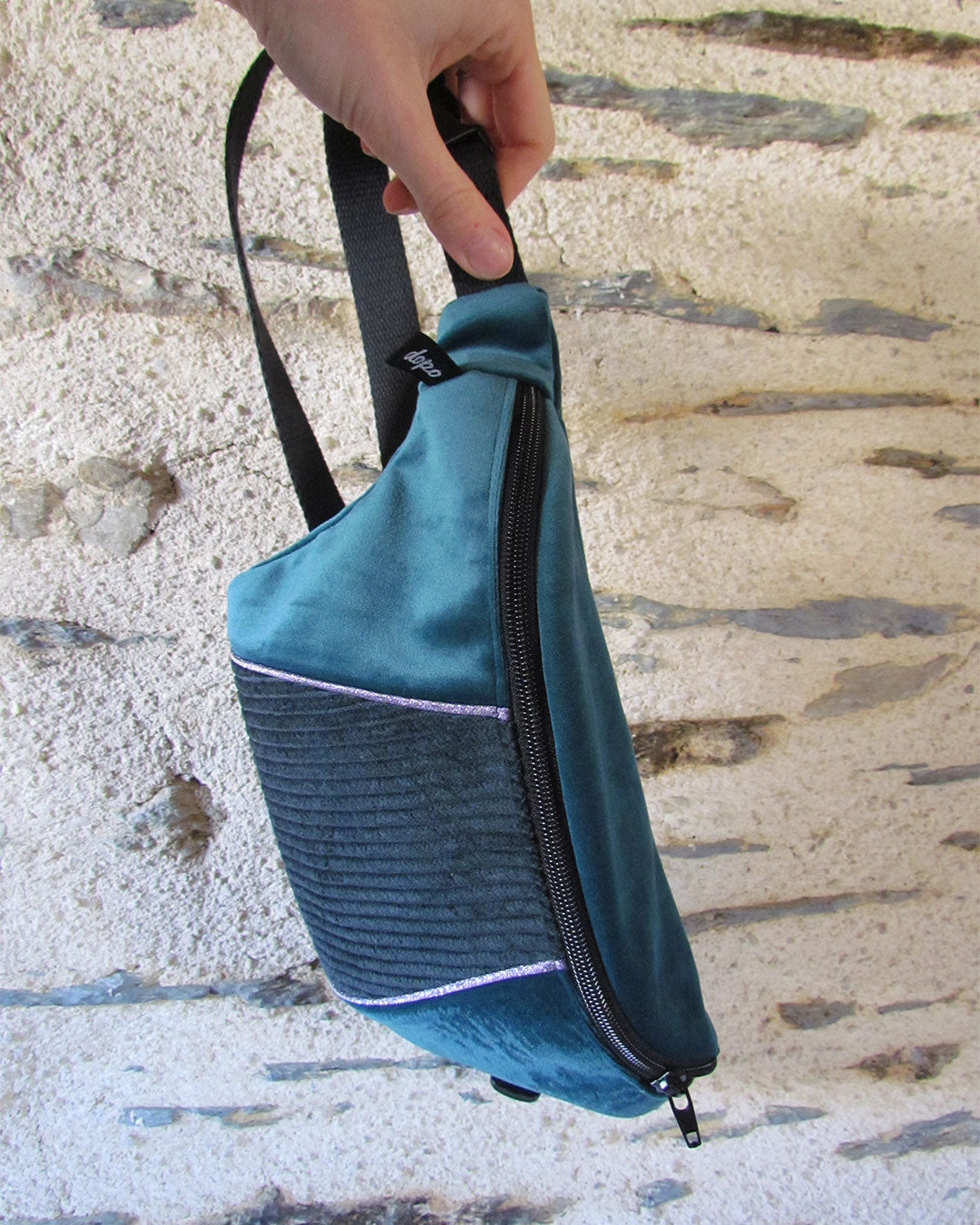 Sac banane upcyclé bleu marine en velours / Dopo