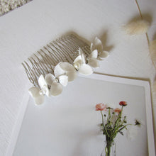 Charger l&#39;image dans la galerie, Peigne fleuri blanc ivoire style bohème, mariage, en cocon de soie