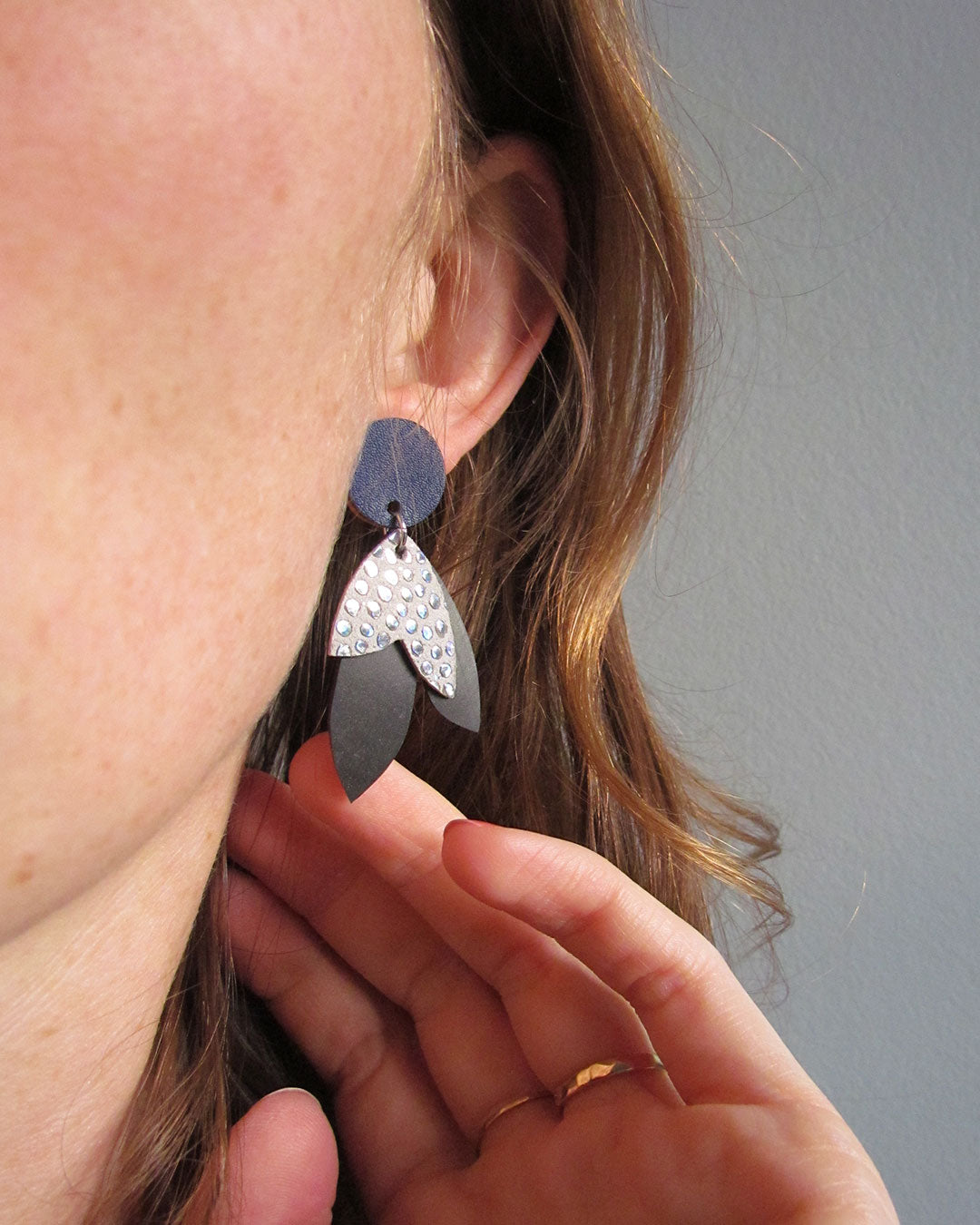 Boucles d'oreille écoresponsables : les Pétales de chambre à air et cuirs bleu et paillettes