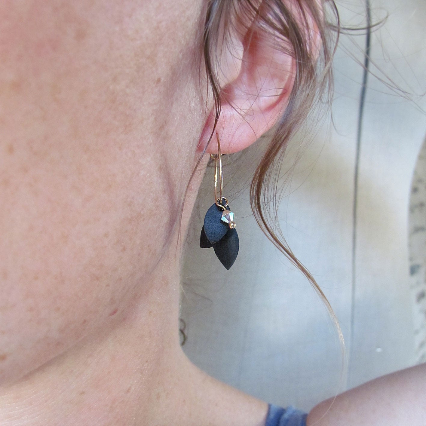 Boucles d'oreille créoles or et pétales noir