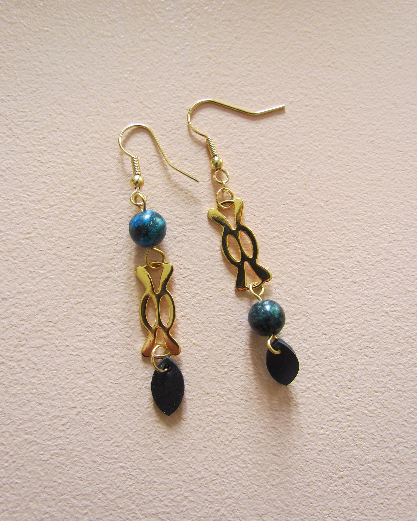 Boucles d'oreille asymétriques or et noir perle de turquoise