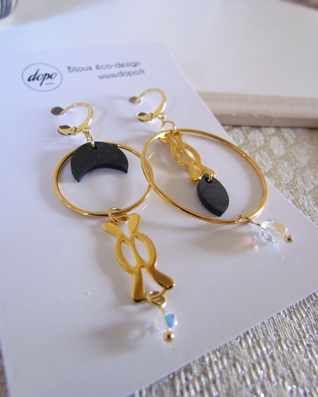 Boucles d'oreille asymétriques noir et or pendantes upcyclées