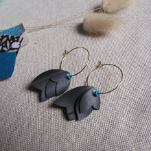 Charger l&#39;image dans la galerie, Boucles d&#39;oreille créoles légères dorée aux pétales noires avec un soupçon de turquoise