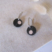 Charger l&#39;image dans la galerie, Boucles d&#39;oreille asymétriques toute rondes noir et rose poudre