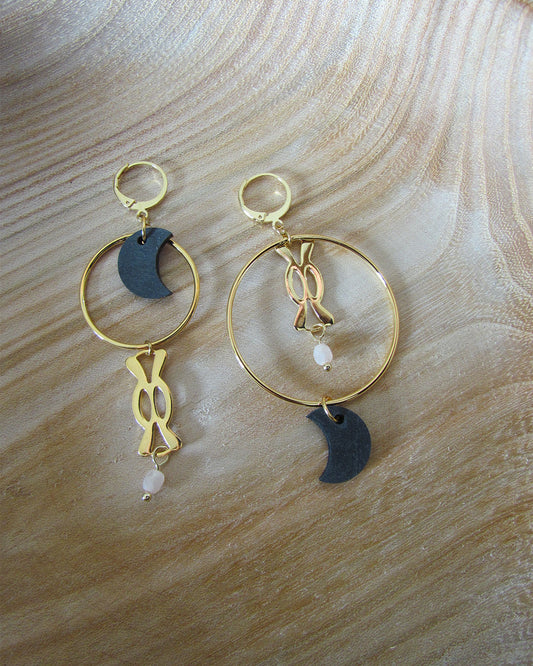 Boucles d'oreille asymétriques lune noir et or pendantes upcyclées