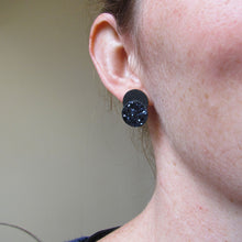 Charger l&#39;image dans la galerie, Boucles d&#39;oreille écoresponsables duo à paillettes bleu nuit