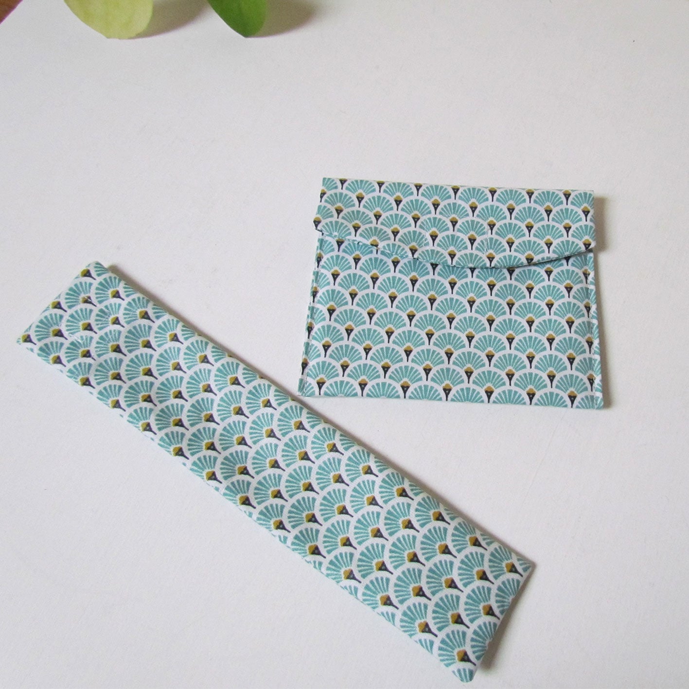 Une pochette à savon et l'étui à brosse à dent assortis 4 coloris au choix