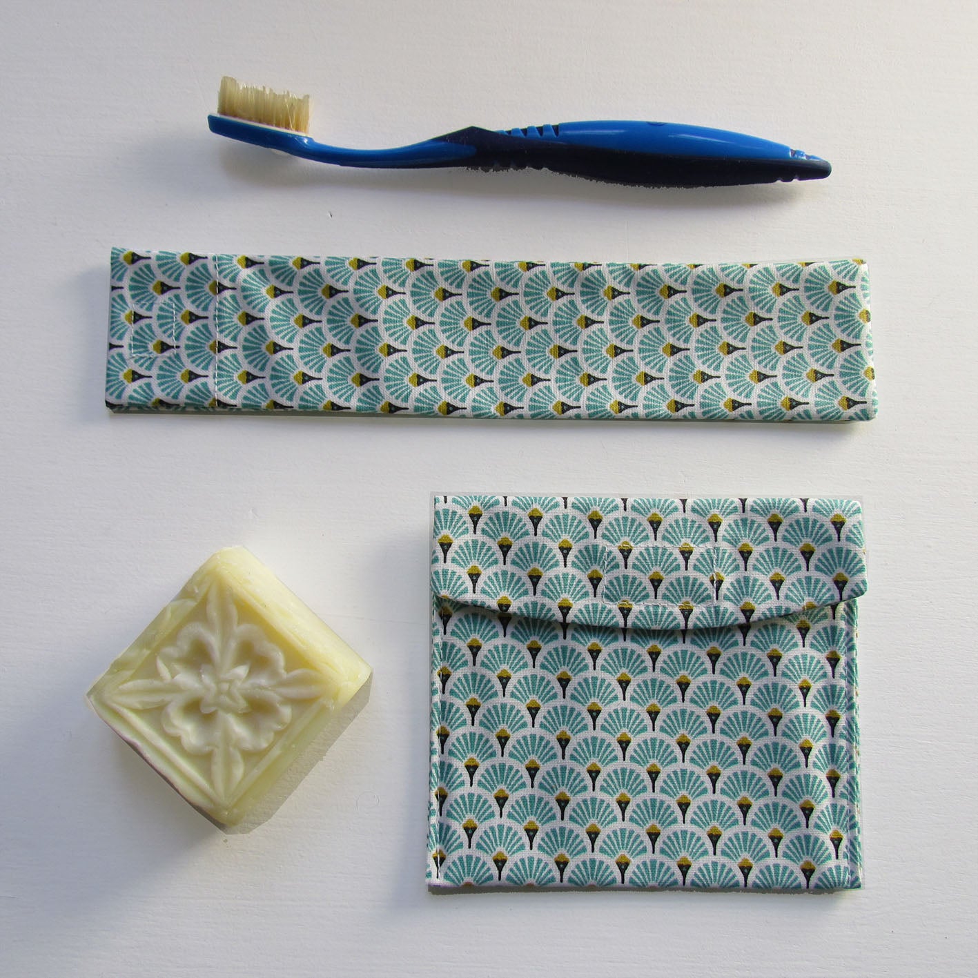 Une pochette à savon et l'étui à brosse à dent assortis 4 coloris au choix