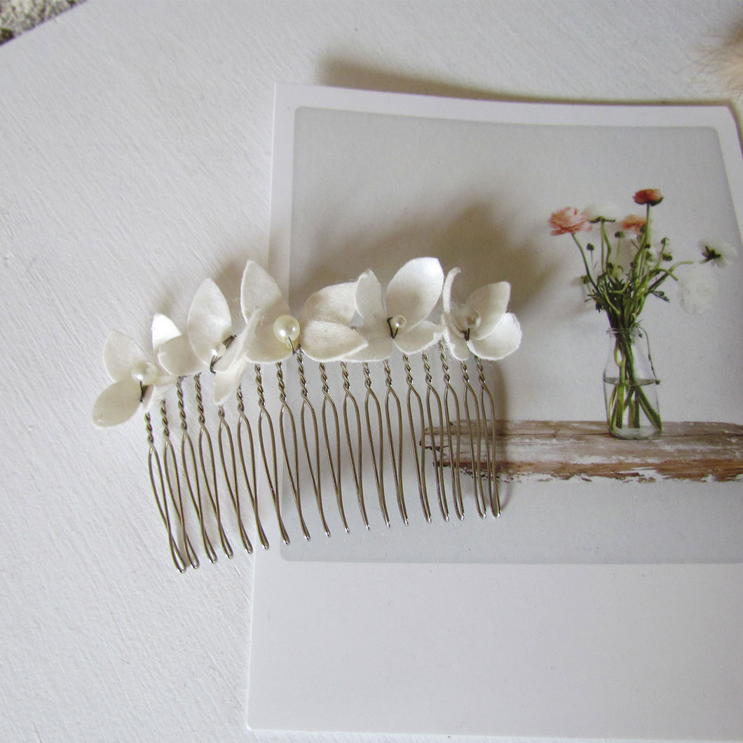 Peigne fleuri blanc ivoire style bohème, mariage, en cocon de soie
