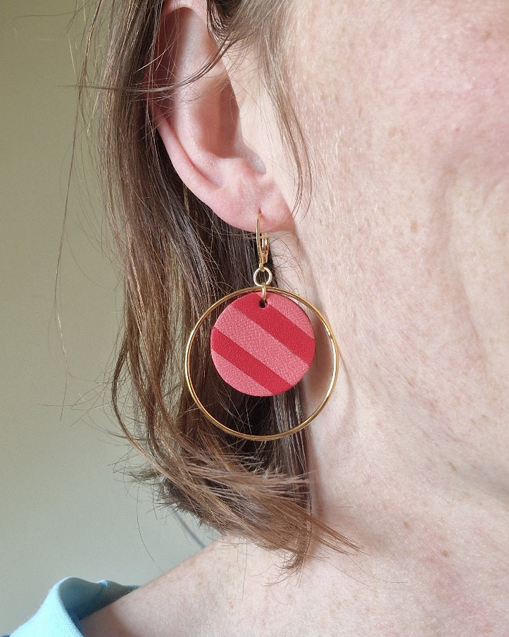 Grandes boucles d’oreille rayées rose et rouge