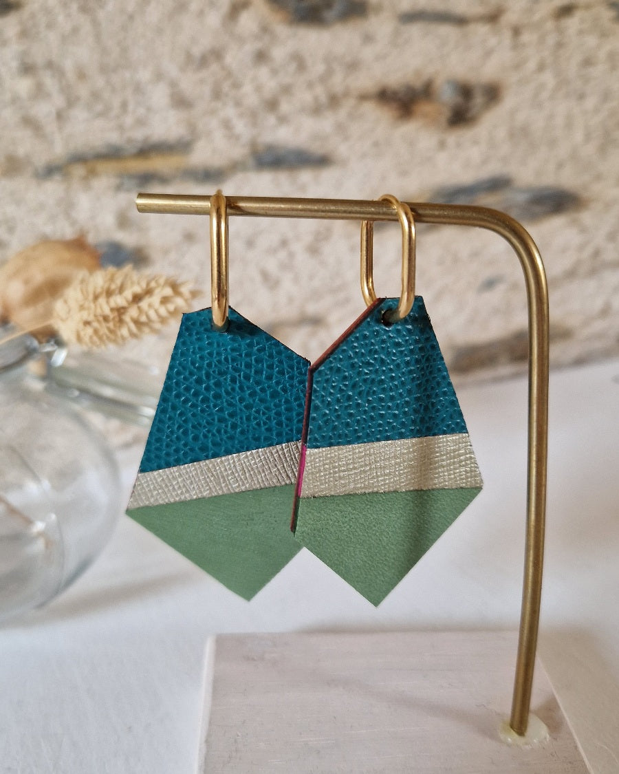 Grandes boucles d’oreille en cuir vert et or Polina