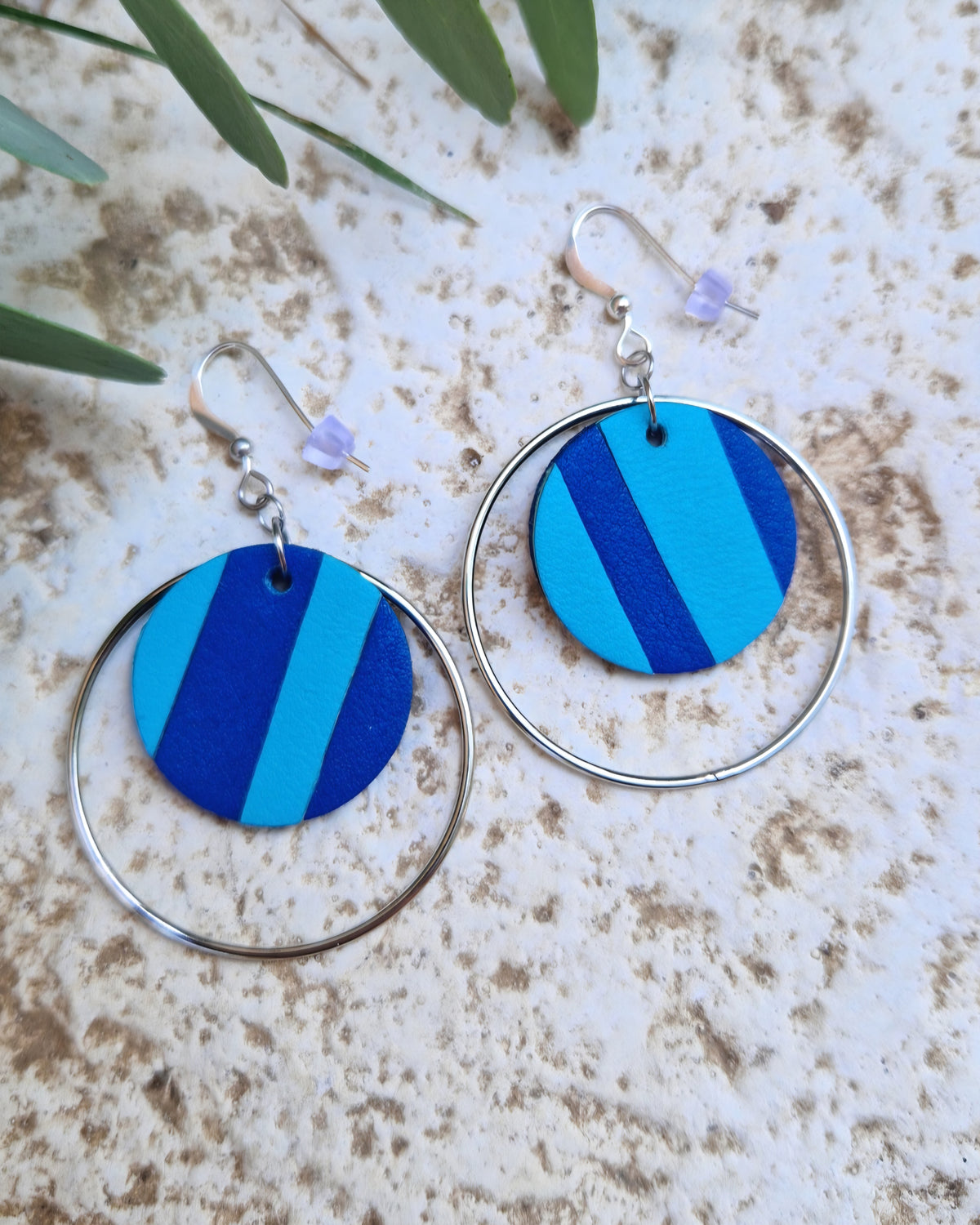 Grandes boucles d’oreille rayées bleu