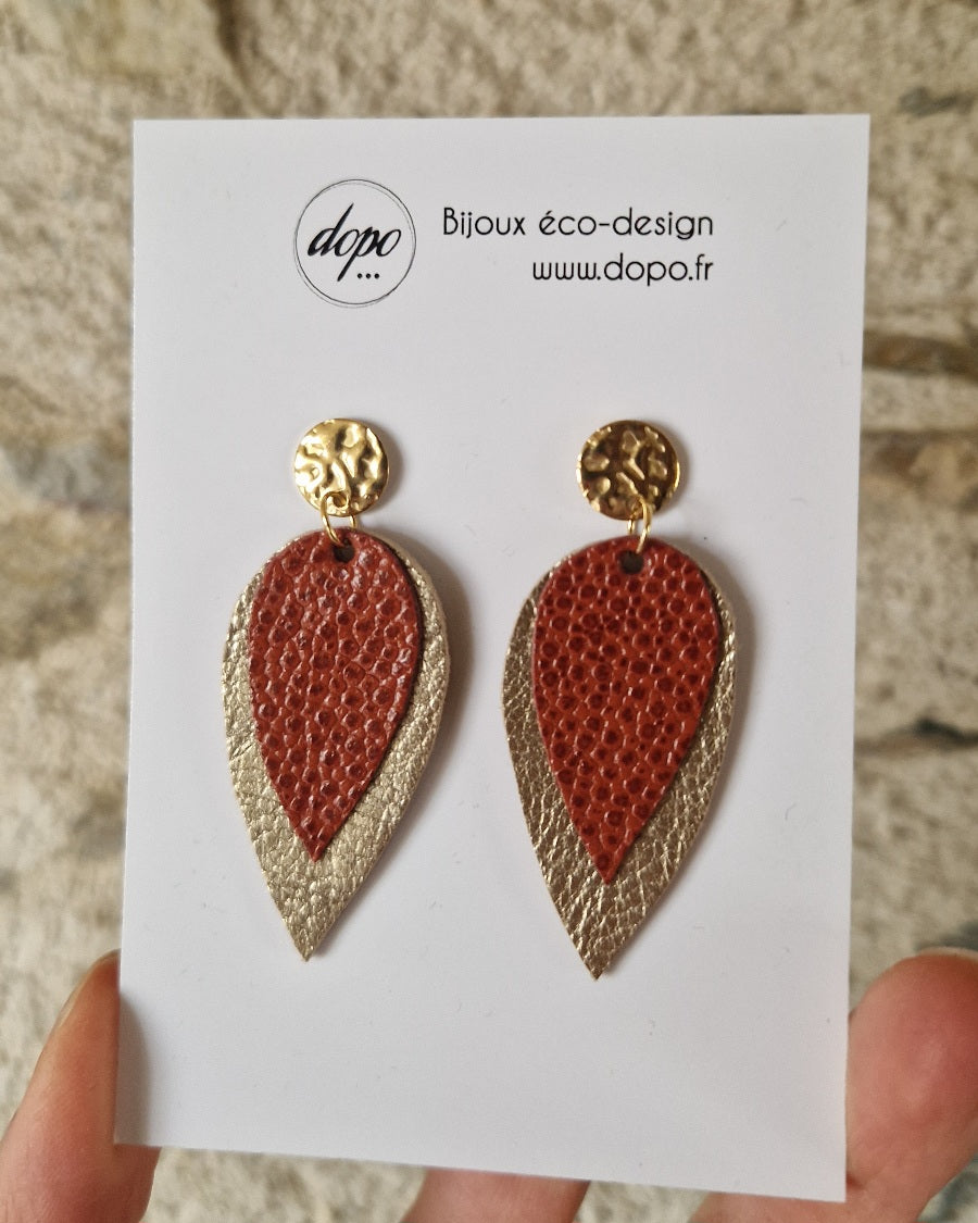 Boucles d'oreille puces, pétales or et caramel