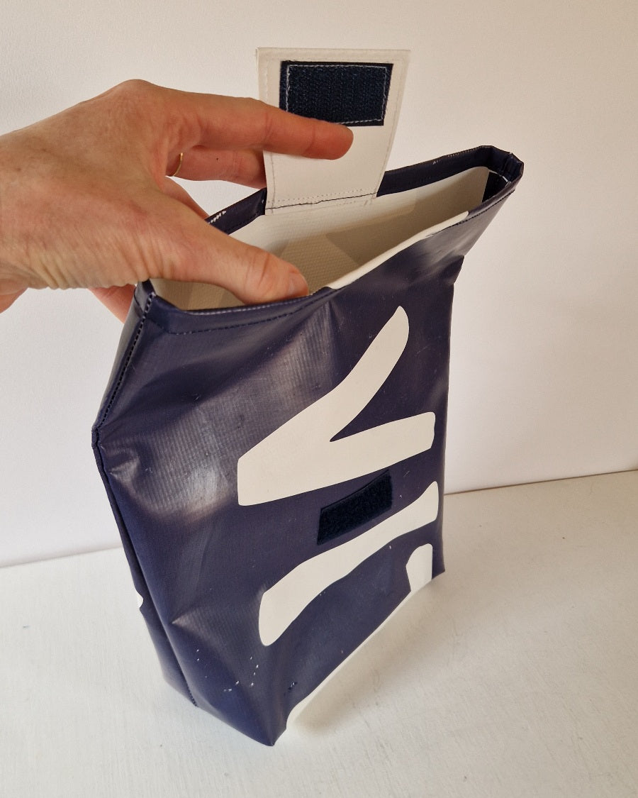 Pochette à vélo en bâche upcyclée marine