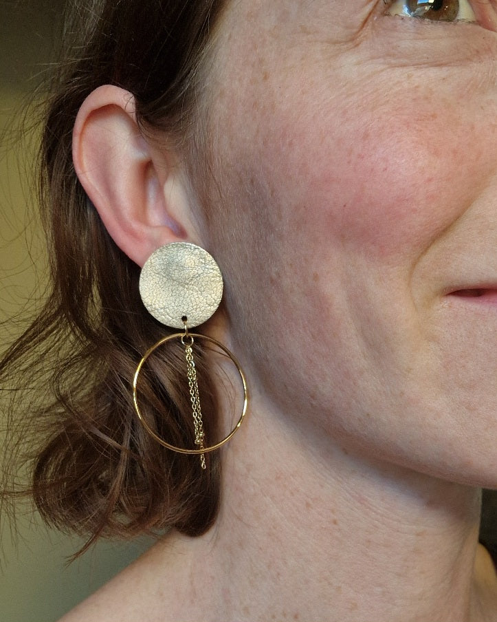 Boucles d’oreille puces en cuir doré