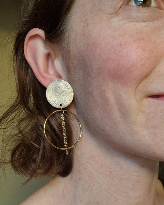 Boucles d’oreille puces en cuir doré