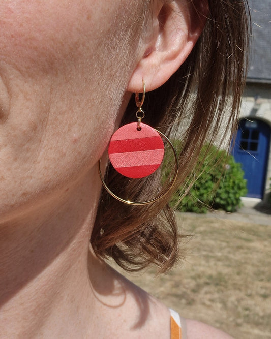 Grandes boucles d’oreille rayées rose et rouge