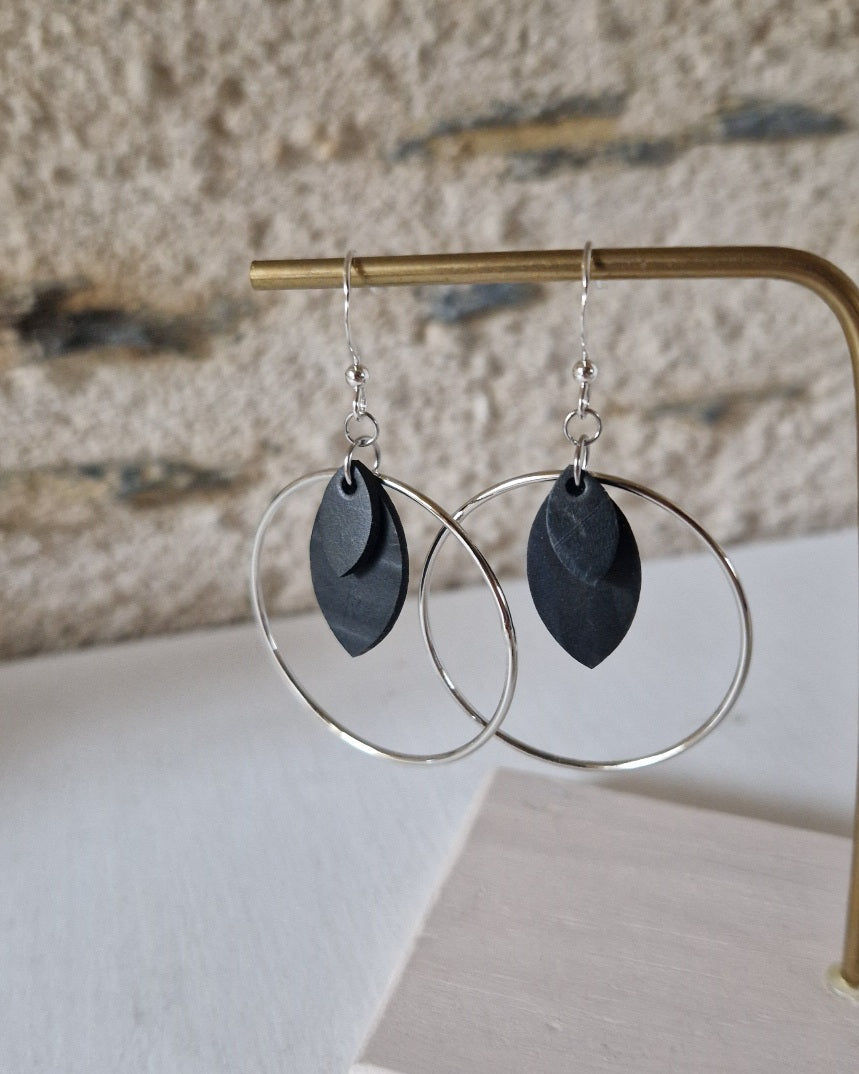 Boucles d’oreille noir et argent en chambre à air valorisée