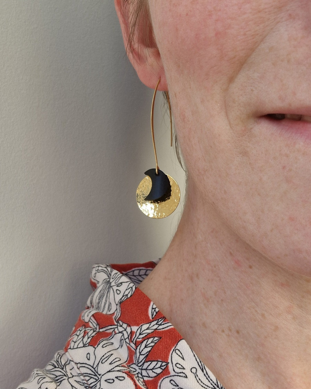 Boucles d’oreille longues or et noir lune